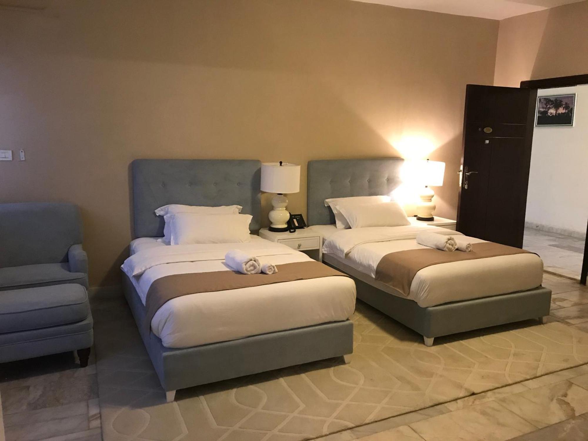 מונרוביה Sunset Inn מראה חיצוני תמונה